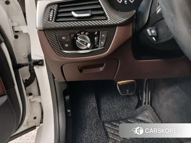 BMW 5 Series (G30) 2019 Белый из Кореи, фото 3