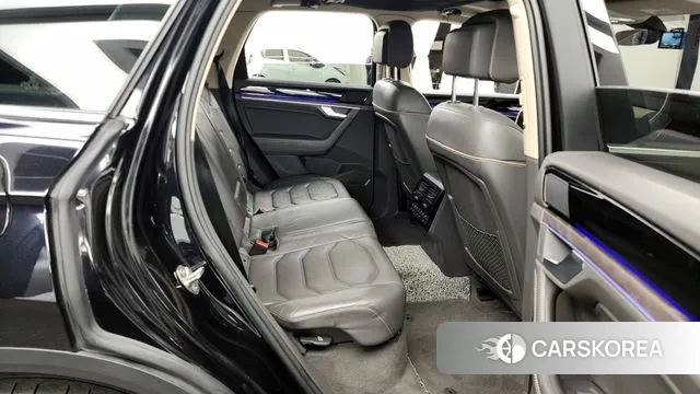 Volkswagen Touareg 3rd generation 2020 Черный из Кореи, фото 3