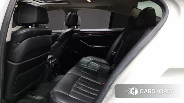 BMW 5 Series (G30) 2018 Белый из Кореи, фото 3