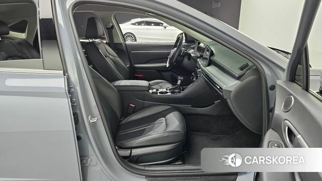 Hyundai Sonata D Edge (DN8) 2025 Светло-серебряный цвет из Кореи, фото 3