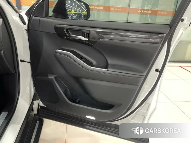 Toyota Crown Lufang 2022 Белый из Китая, фото 3