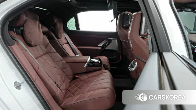 BMW 7 Series (G70) 2023 Белый из Кореи, фото 3