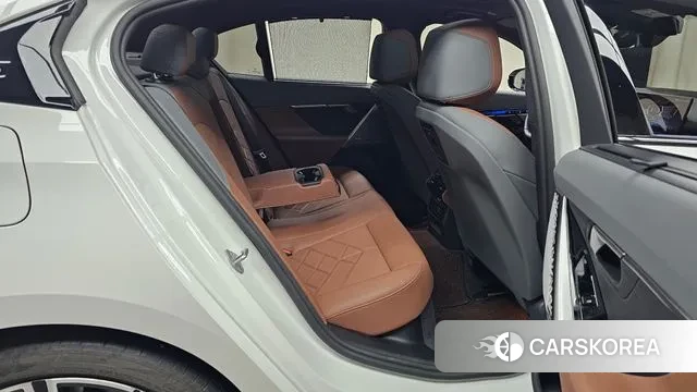 BMW 5 Series (G60) 2025 Белый из Кореи, фото 3