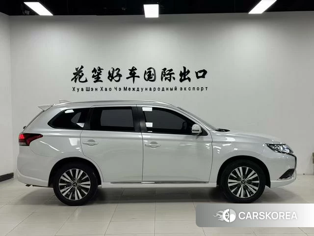 Mitsubishi  Outlander 2022 Белый из Китая, фото 3