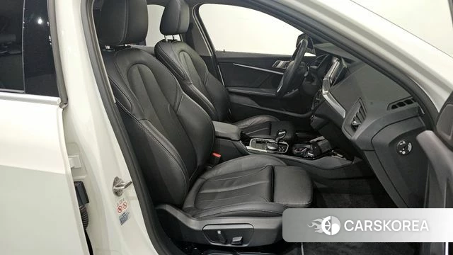 BMW 1 Series (F40) 2021 Белый из Кореи, фото 3