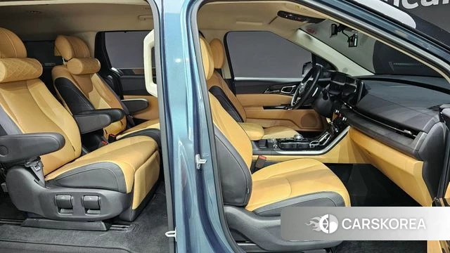 Kia Carnival 4th generation 2023 Светло-серебряный цвет из Кореи, фото 3