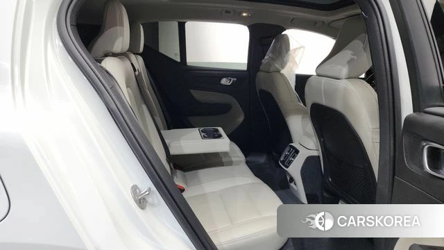 Volvo XC40 2024 Белый из Кореи, фото 3