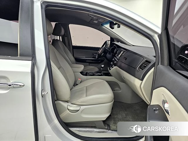 Kia The New Carnival 2019 Светло-серебряный цвет из Кореи, фото 3