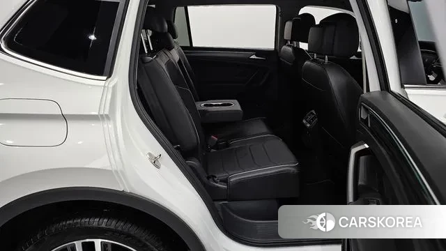 Volkswagen Tiguan Allspace 2023 Белый из Кореи, фото 3
