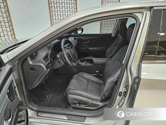 Lexus ES300h 7th generation 2025 Серебристо-серый из Кореи, фото 3