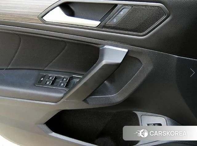 Volkswagen Tiguan Allspace 2023 Белый из Кореи, фото 3