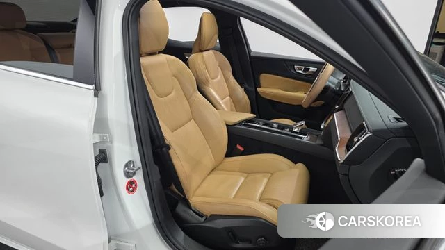 Volvo S60 3rd generation 2023 Белый из Кореи, фото 3