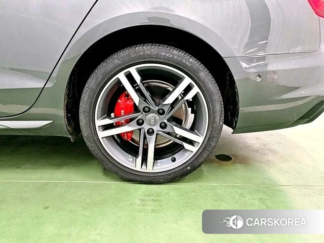 Audi A4L 2021 Темно-серый из Китая, фото 3
