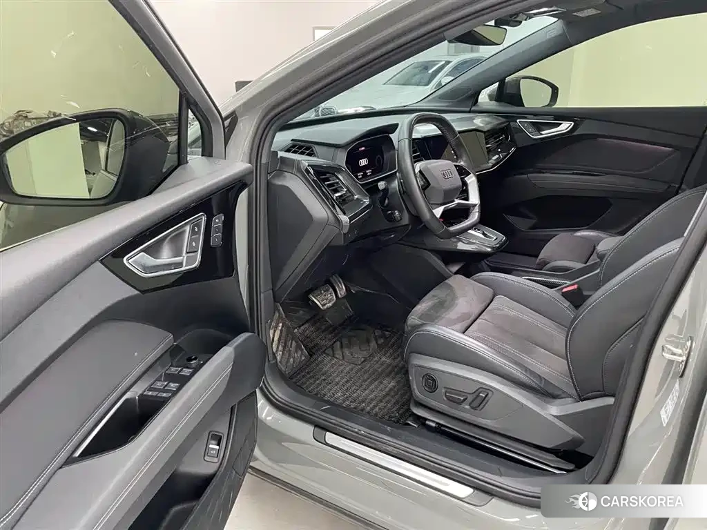 Audi Q4 2023 Silver/gray из Китая, фото 3