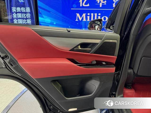 Lexus LX 2023 Черный из Китая, фото 3