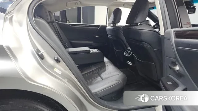 Lexus ES300h 7th generation 2018 Серебряный из Кореи, фото 3