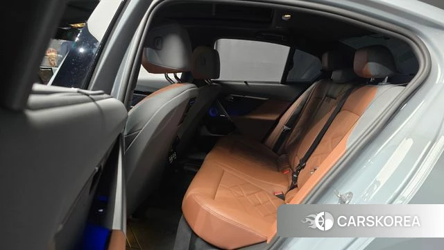 BMW 5 Series (G60) 2024 Светло-серебряный цвет из Кореи, фото 3