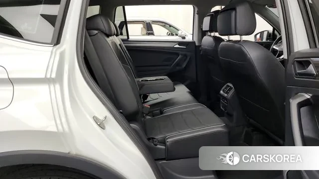 Volkswagen Tiguan Allspace 2024 Белый из Кореи, фото 3