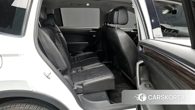 Volkswagen Tiguan Allspace 2023 Белый из Кореи, фото 3