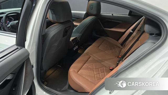 BMW 5 Series (G60) 2024 Белый из Кореи, фото 3