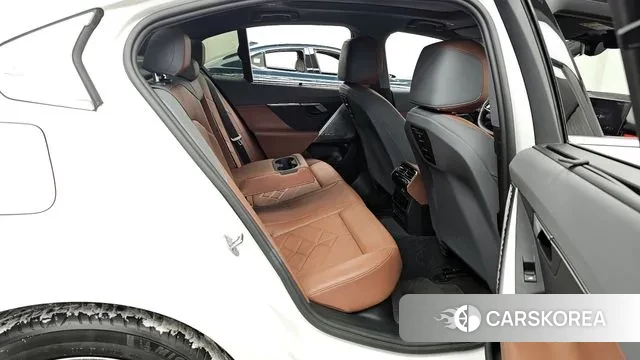 BMW 5 Series (G60) 2024 Белый из Кореи, фото 3