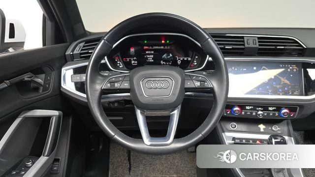Audi Q3 (F3) 2023 Белый из Кореи, фото 3