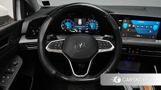 Volkswagen Golf 8th Generation 2023 Белый из Кореи, фото 3