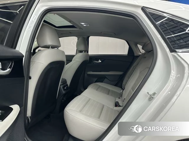 Kia K3 2023 Белый из Китая, фото 3