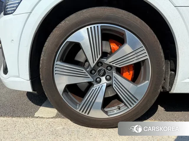 Audi e-Tron 2021 Белый из Кореи, фото 3