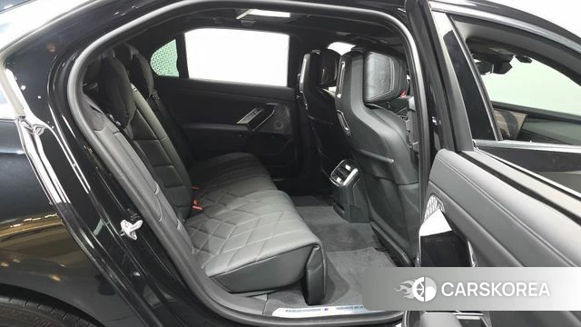 BMW 7 Series (G70) 2023 Черный из Кореи, фото 3