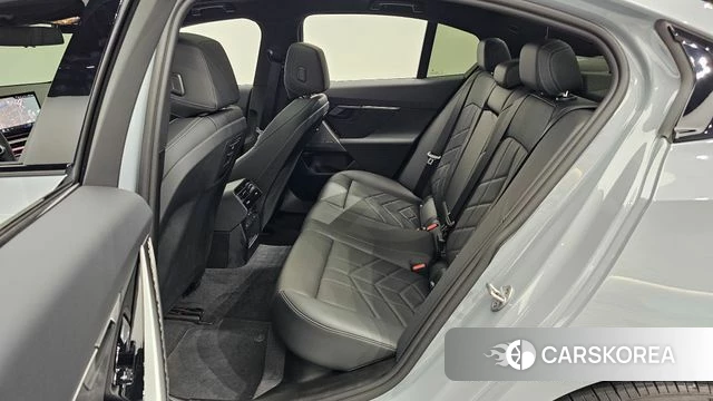 BMW 5 Series (G60) 2026 Светло-серебряный цвет из Кореи, фото 3