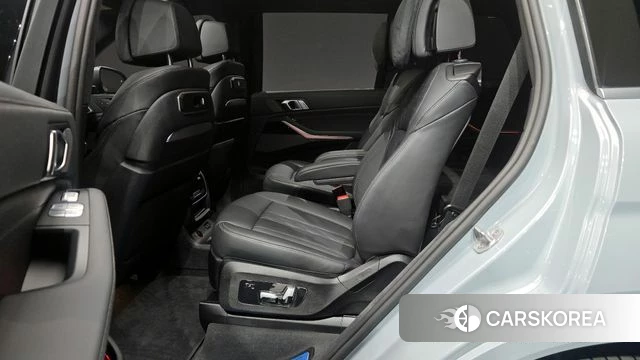 BMW X7 (G07) 2023 Светло-серебряный цвет из Кореи, фото 3