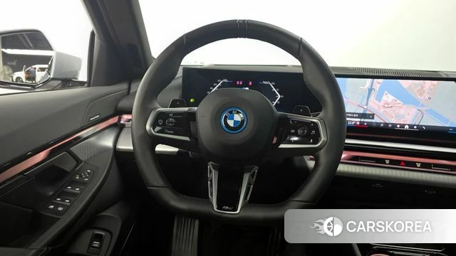 BMW 5 Series (G60) 2025 Светло-серебряный цвет из Кореи, фото 3