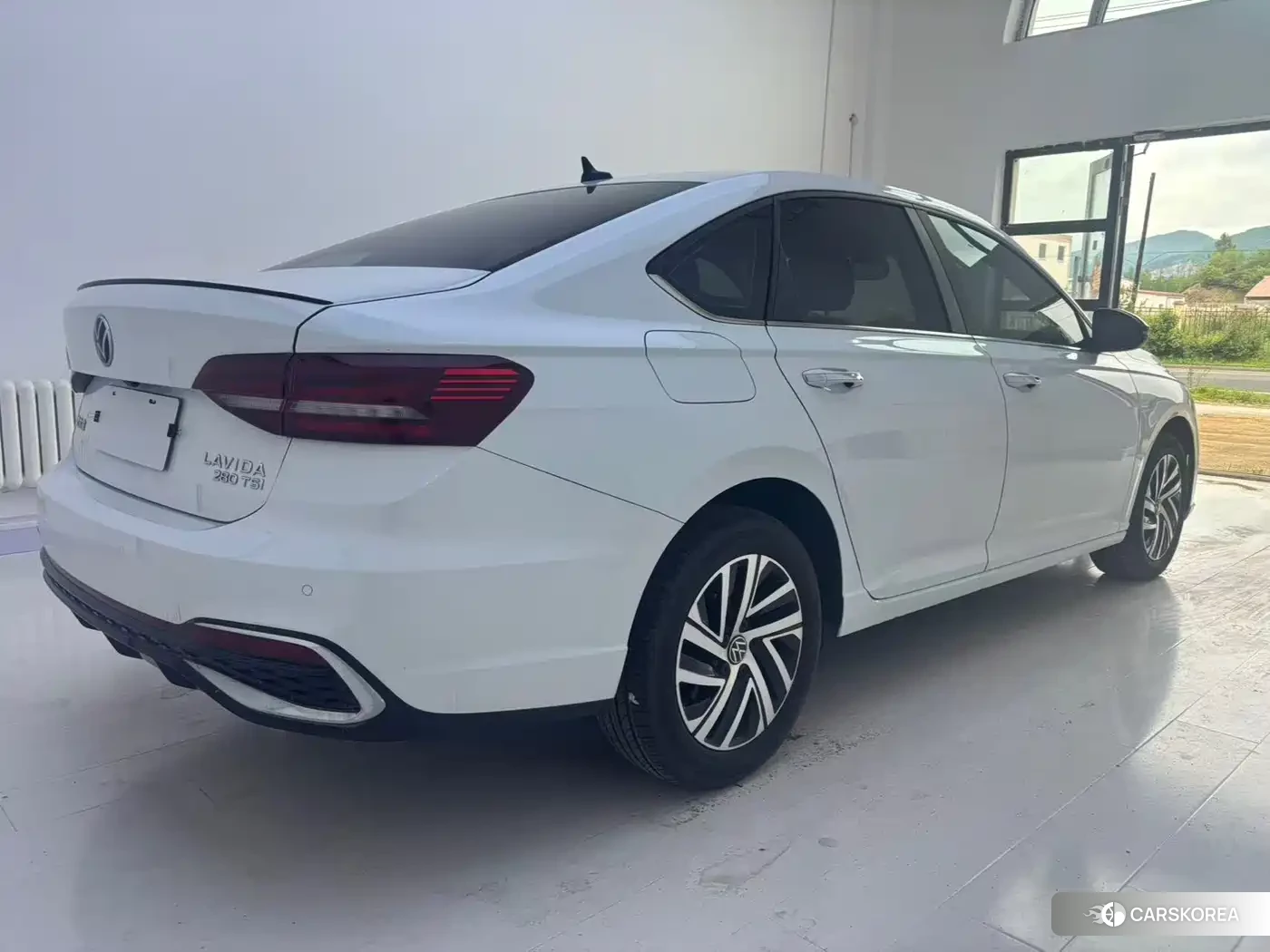 Volkswagen Lavida 2023 Белый из Китая, фото 3