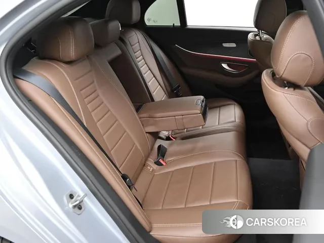 Mercedes-Benz E-Class W213 2022 Светло-серебряный цвет из Кореи, фото 3