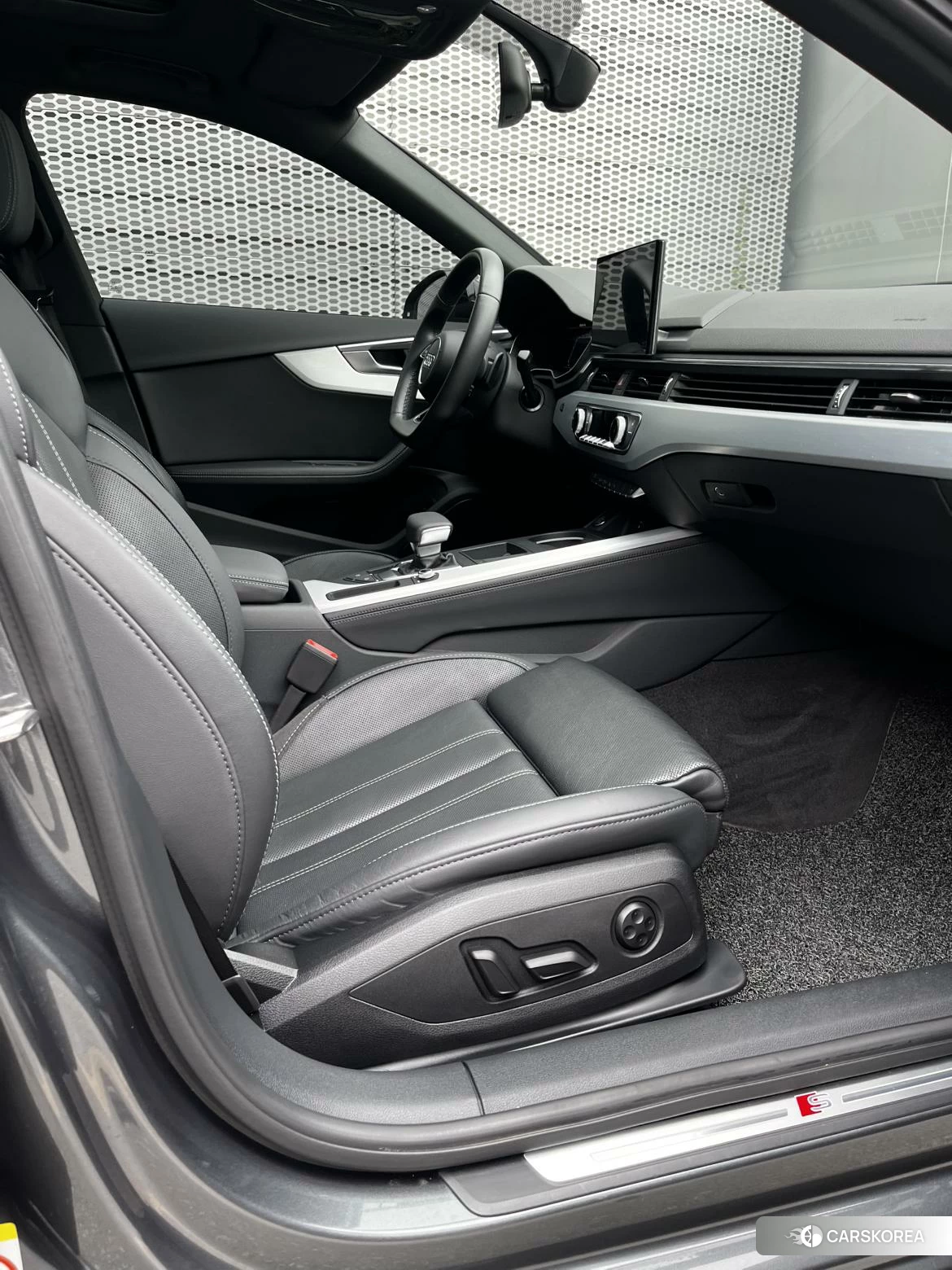 Audi A4L 2021 Темно-серый из Китая, фото 3