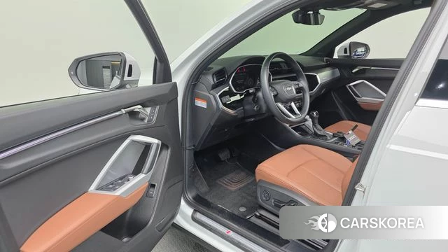 Audi Q3 (F3) 2023 Белый из Кореи, фото 3
