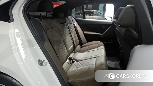 BMW 5 Series (G60) 2025 Белый из Кореи, фото 3