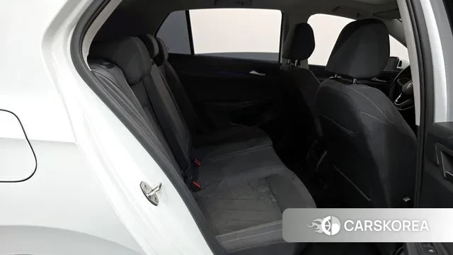 Volkswagen Golf 8th Generation 2023 Белый из Кореи, фото 3