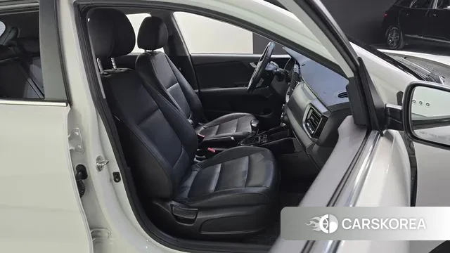 Kia Stonic 2018 Белый из Кореи, фото 3