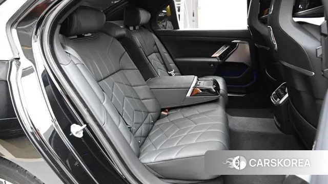 BMW 7 Series (G70) 2023 Серебристо-серый из Кореи, фото 3