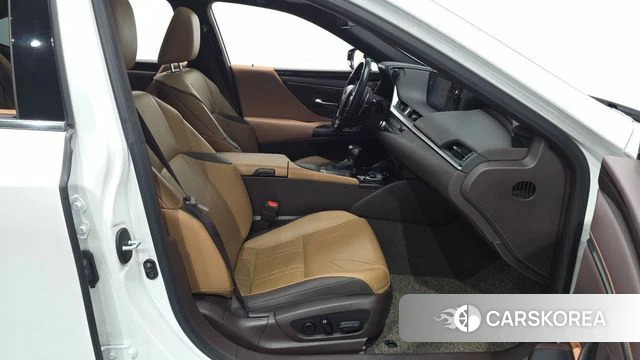 Lexus ES300h 7th generation 2021 Белый из Кореи, фото 3