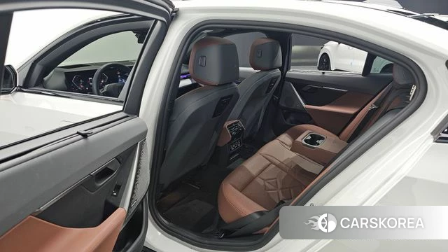 BMW 5 Series (G60) 2025 Белый из Кореи, фото 3