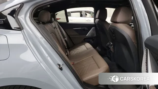 BMW 5 Series (G60) 2024 Светло-серебряный цвет из Кореи, фото 3