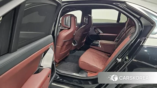 BMW 7 Series (G70) 2024 Серебряный двухцветный из Кореи, фото 3