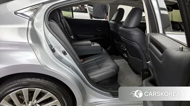 Lexus ES300h 7th generation 2021 Серебряный из Кореи, фото 3