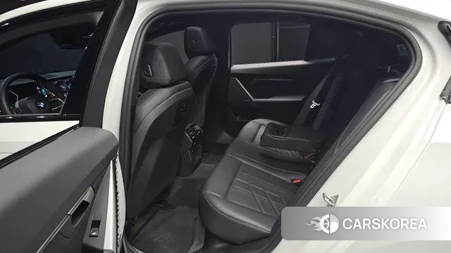 BMW 5 Series (G60) 2025 Белый из Кореи, фото 3