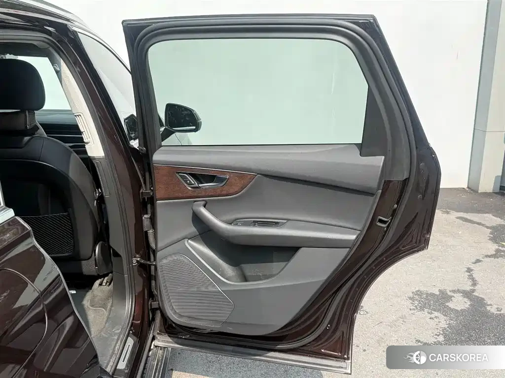 Audi Q7 2021 Champagne/brown из Китая, фото 3