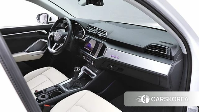 Audi Q3 (F3) 2024 Белый из Кореи, фото 3