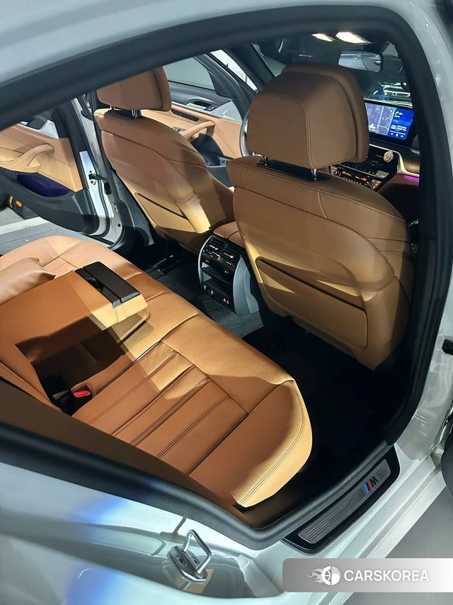 BMW 5 Series (G30) 2023 Белый из Кореи, фото 3